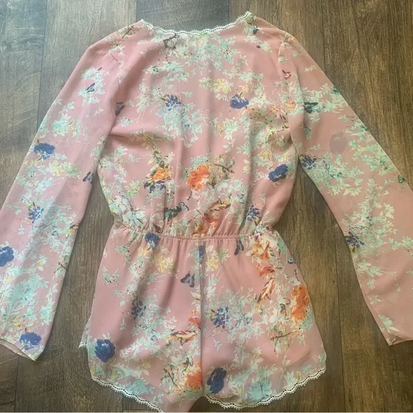 🚨FINAL PRICE🚨 Cotton Candy Pink Floral Romper Size M - Picture 2 of 4